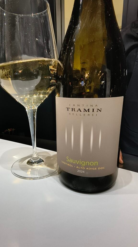 Tres blancos italianos, nuevos amigos y una noche de cata improvisada IMG 20260202 214614599 HDR 576x1024