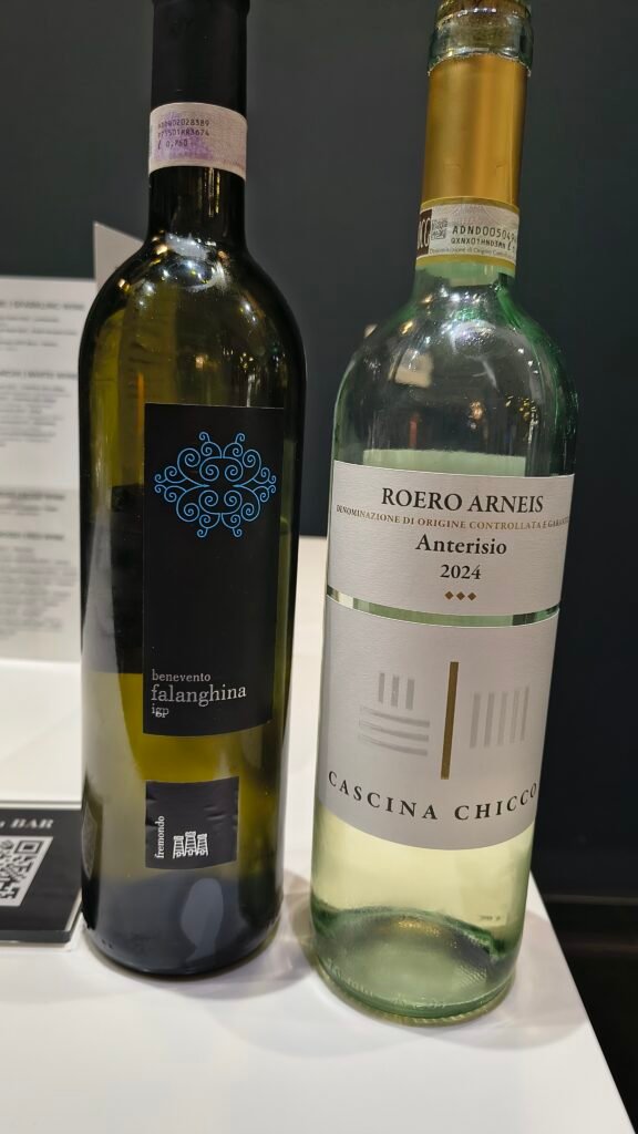 Tres blancos italianos, nuevos amigos y una noche de cata improvisada IMG 20260202 221544196 HDR 576x1024